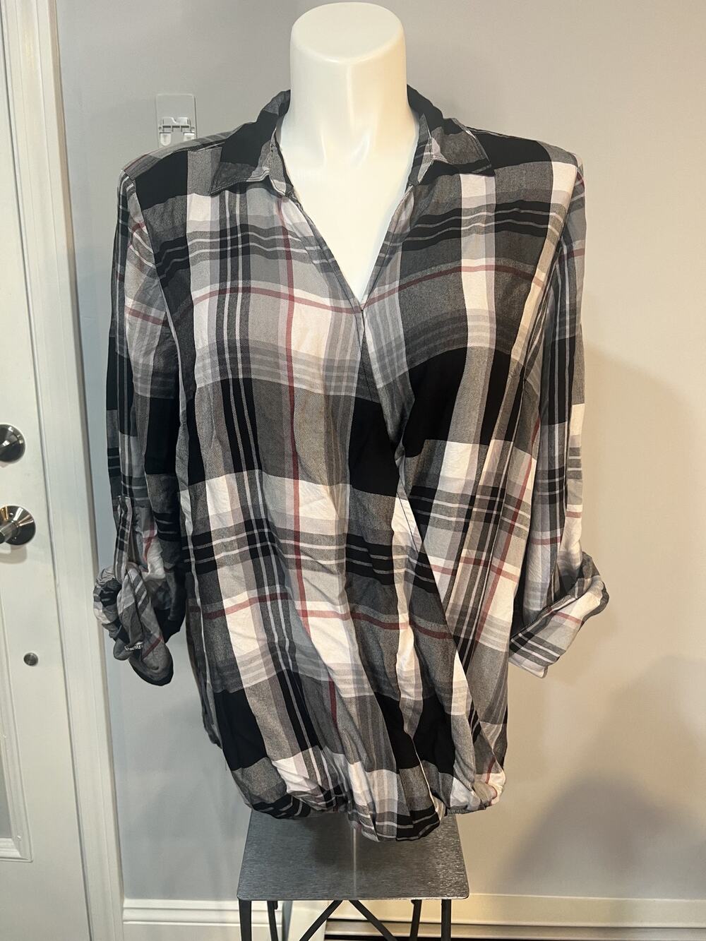Lane Bryant Plaid Surplice Bubble Hem Blouse Women's 20 Black White EUC
